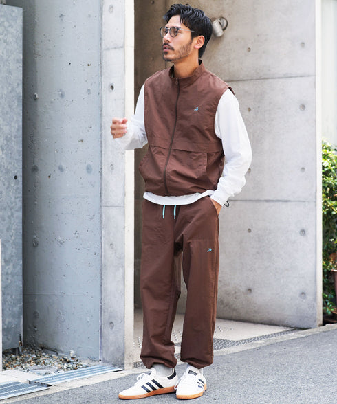 ナイロンベスト シャカシャカ セットアップ可 | ベスト メンズ 軽い シャカシャカ 軽量 ワンポイント 刺繍 ドローコード 裾絞れる アウトドア ライトアウター カジュアル きれいめ 大人 春 夏 秋 春服 夏服 チャコール グレー ブラウン ベージュ 20代 30代 40代